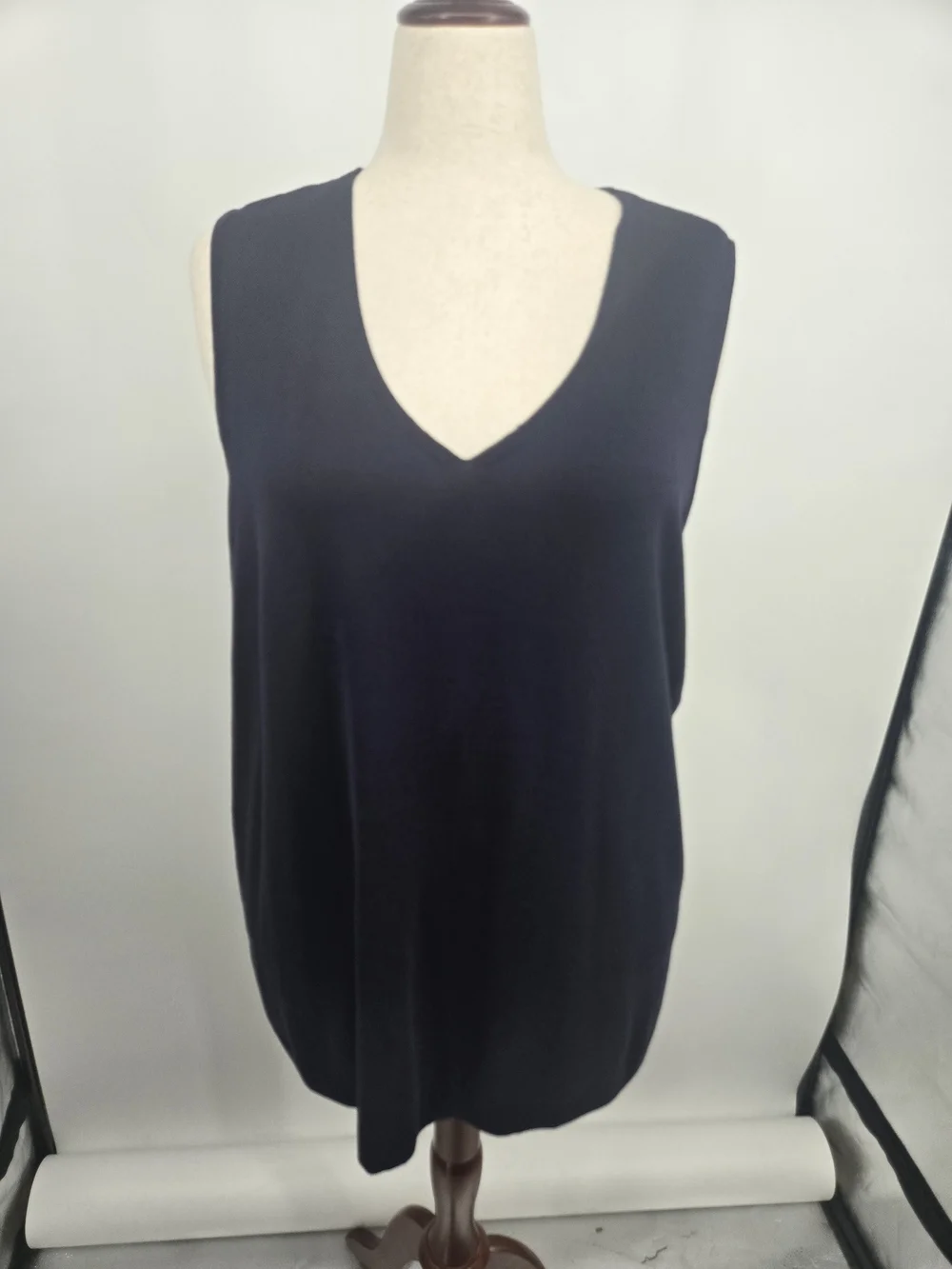 Chico's Black V-Neck Sleeveless Tank Size 4 (XXL) 8461